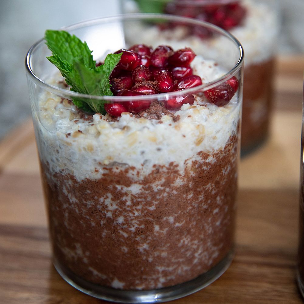 Flocons d'avoine avec lait de coco et graines de chia graines de grenade et garniture